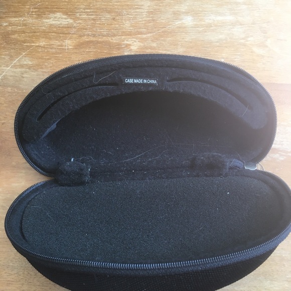 OAKLEY - Picture 2 of 2